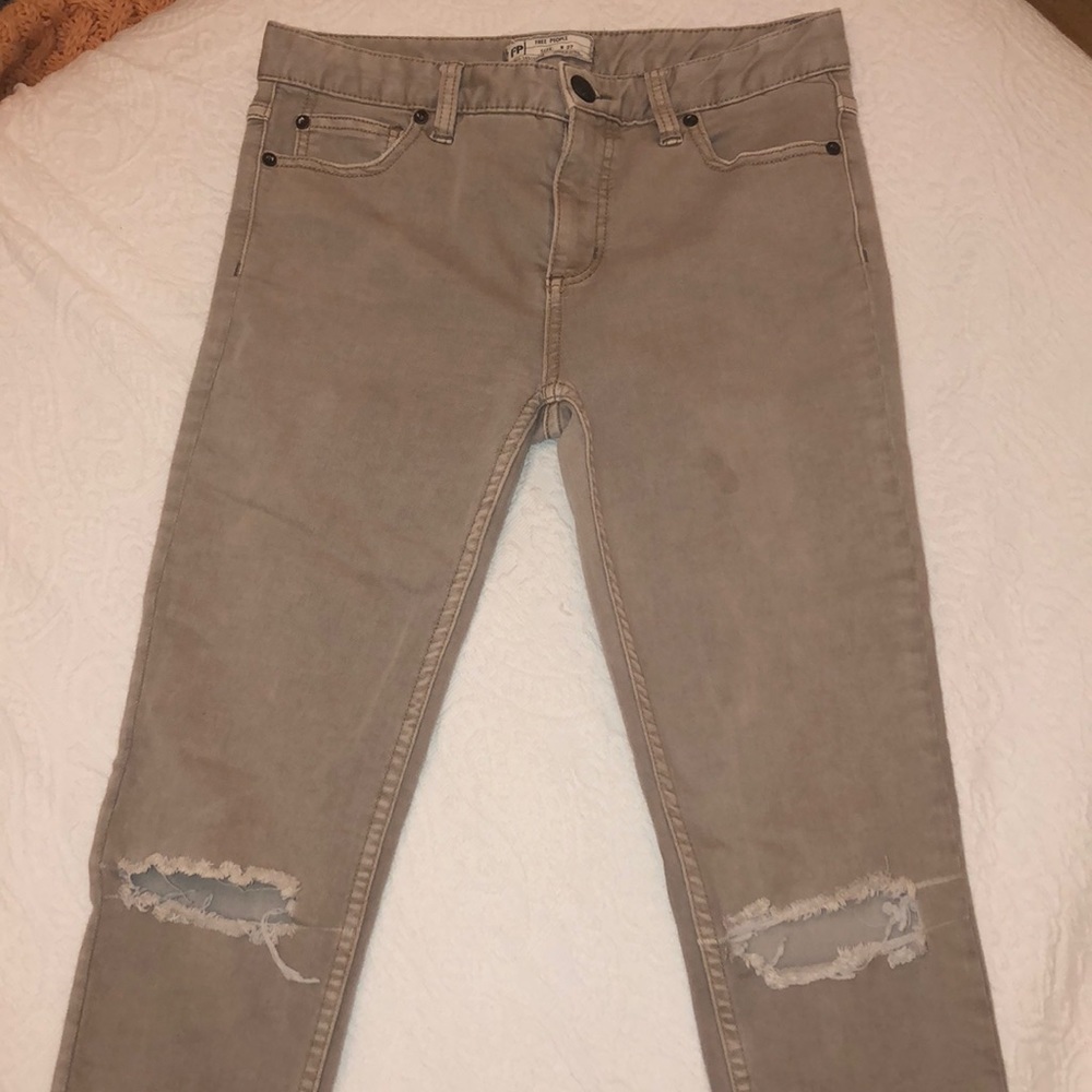 🌸Free People Busted Knee Jeans🌸